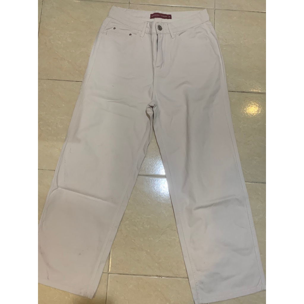 jeans putih loose straight merek thenblank x isyana sarasvati