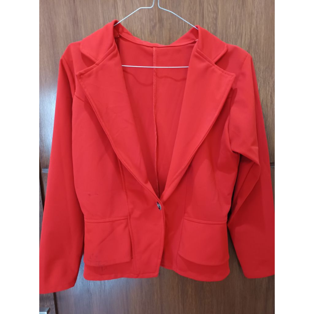 Blazer merah wanita