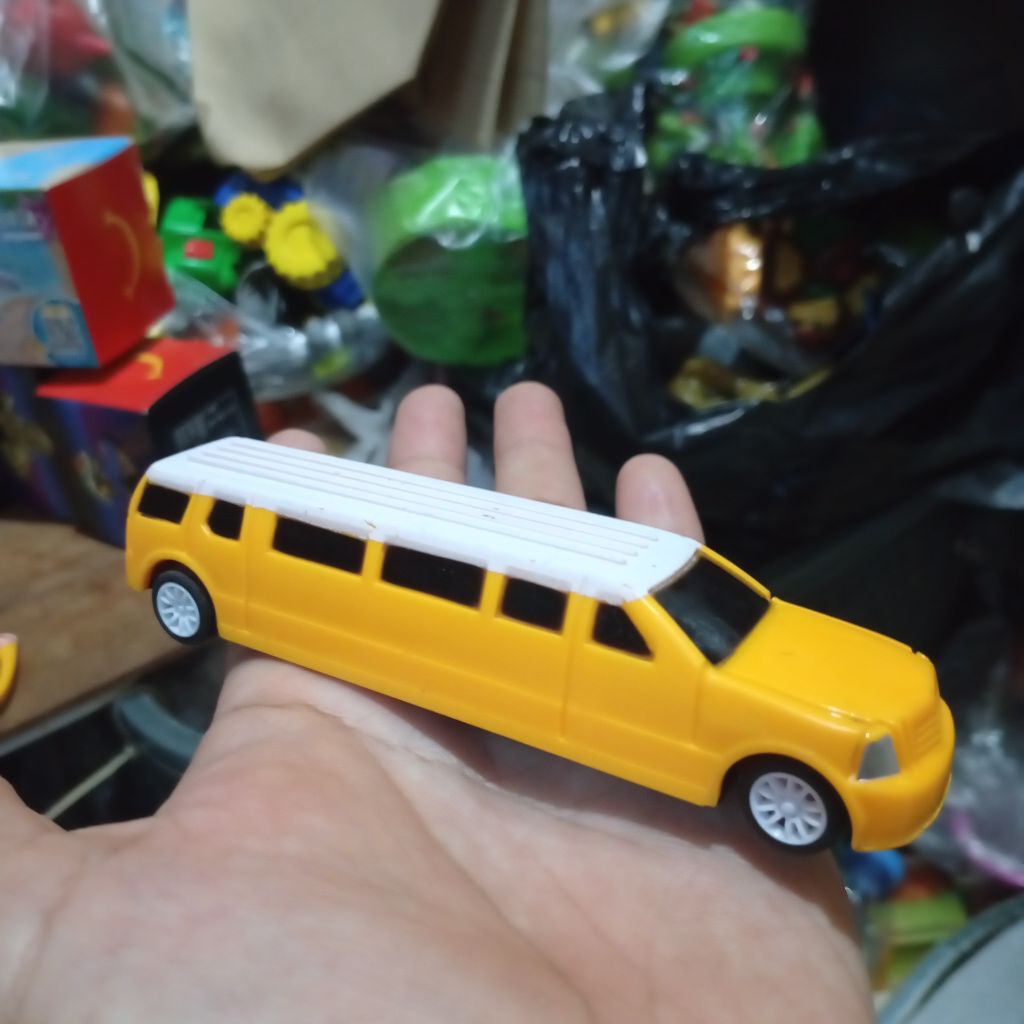 hokben toys kidzu bento limosin car yellow