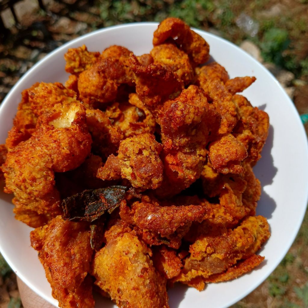 

Kulit Ayam Krispy kemasan 1kg Pedas Daun Jeruk