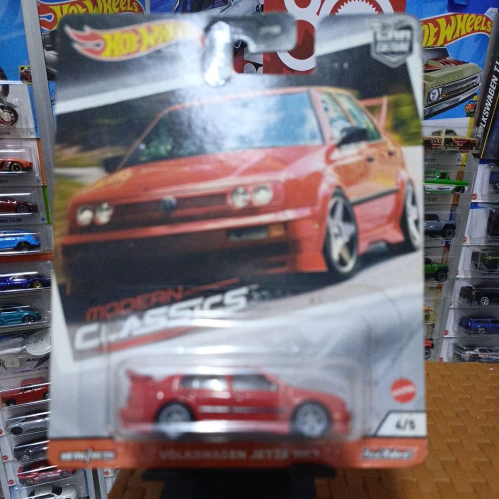 HOTWHEELS PREMIUM MODERN CLASSIC VOLKSWAGEN JETTA MK4