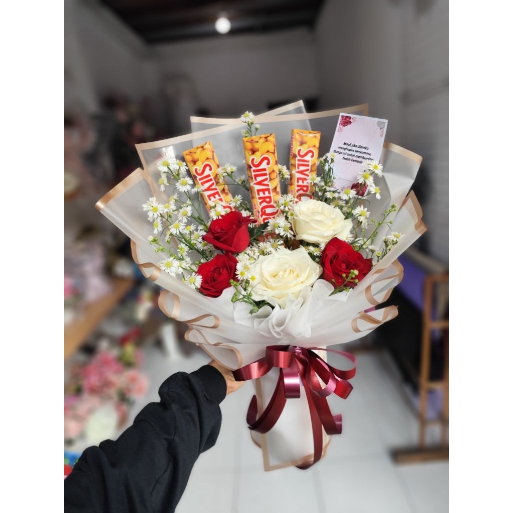 

NOA MINI BUKET +SILVERQUEEN/buket bunga surabaya