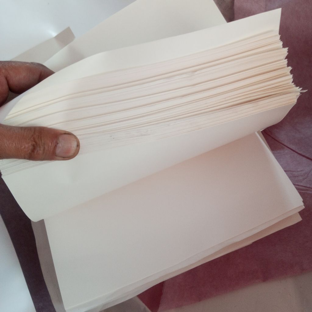 

Redy stok kemasan untuk paking ukuran 30x70 isi 60 lembar 1 kg warna putih dan tidak tembusan air sobek ujungnya langsung pasang