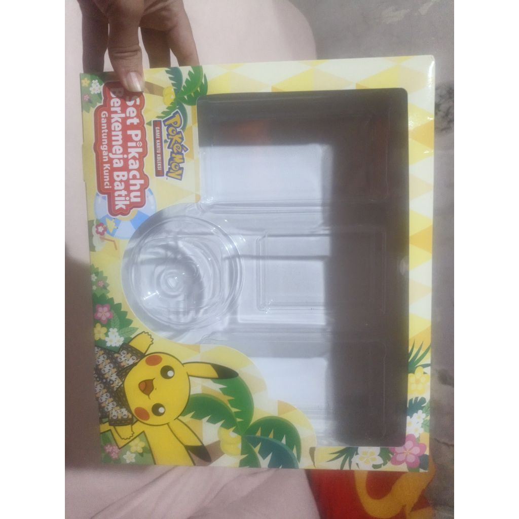 

Dus Kosong Set Pikachu Berkemeja Batik Edisi Spesial – Box Kemasan Gantungan Kunci Pokemon Limited