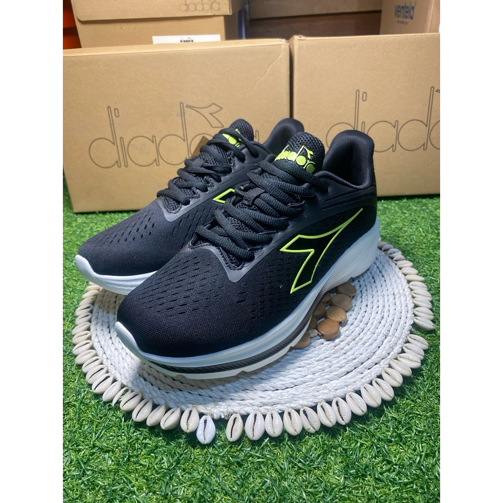 Sepatu training - Hayder by diadora warna hitam putih