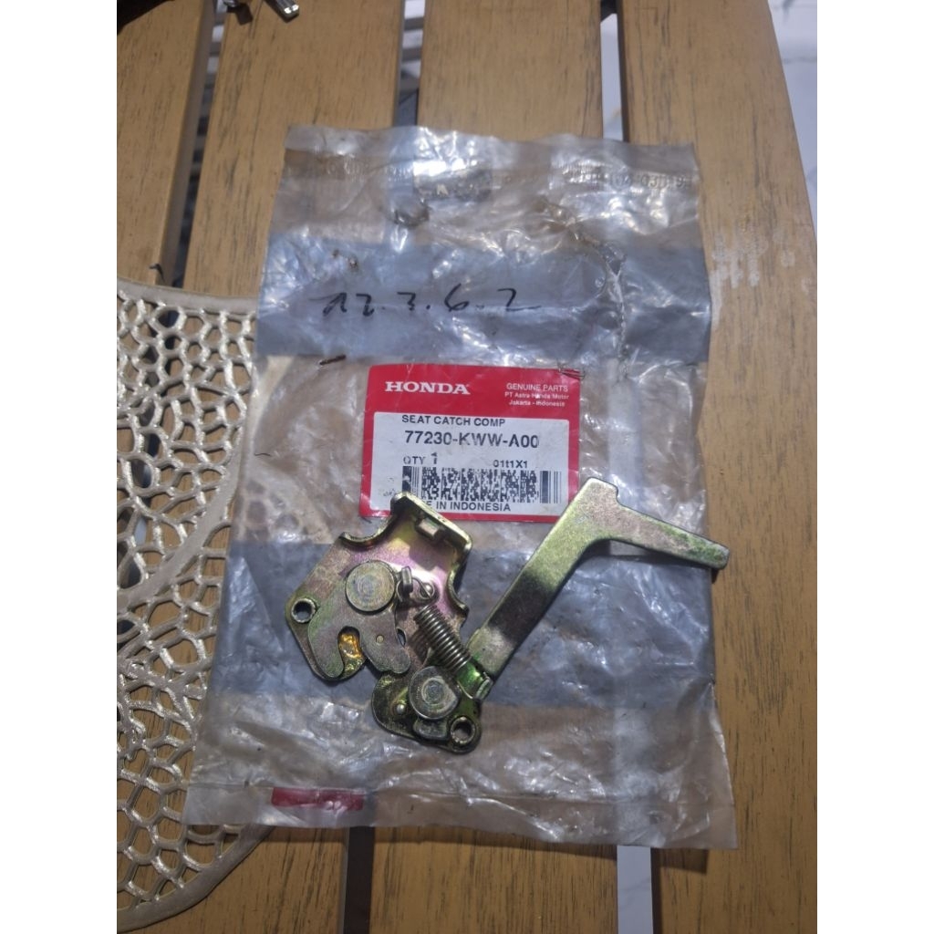 seat catch comp breket lawan kunci jok honda absolute revo abs repo 110 original ahm honda 77230-KWW