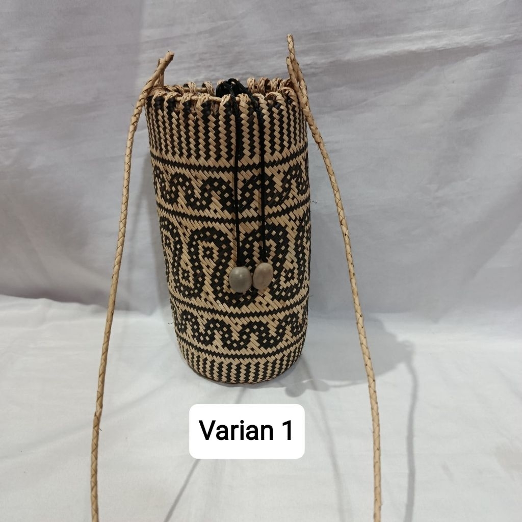 tas anjat rotan dayak kalimantan  model selempang