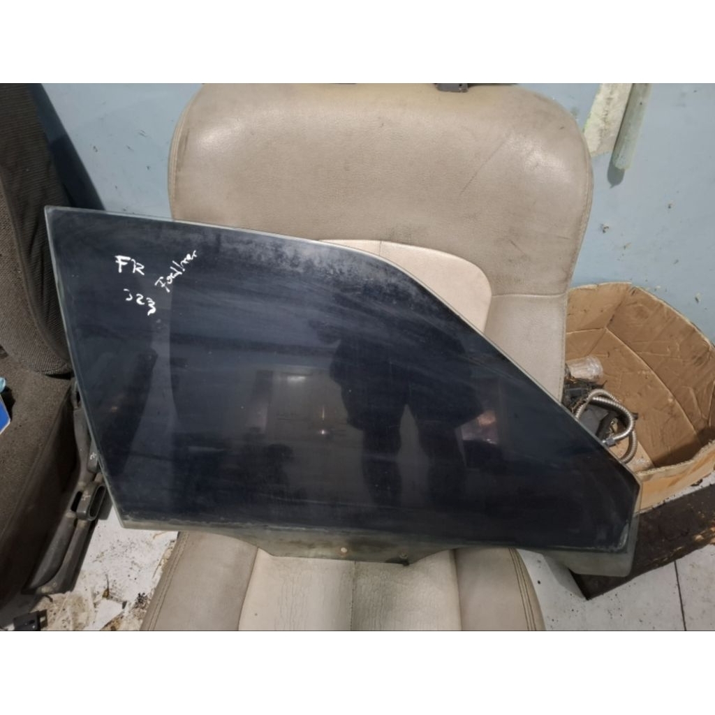 kaca pintu depan kanan ford laser 1.3 86-97