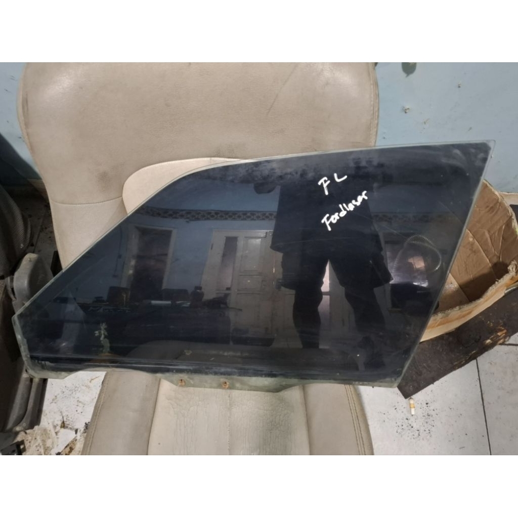 kaca pintu depan kiri Ford laser 1.3 86-97