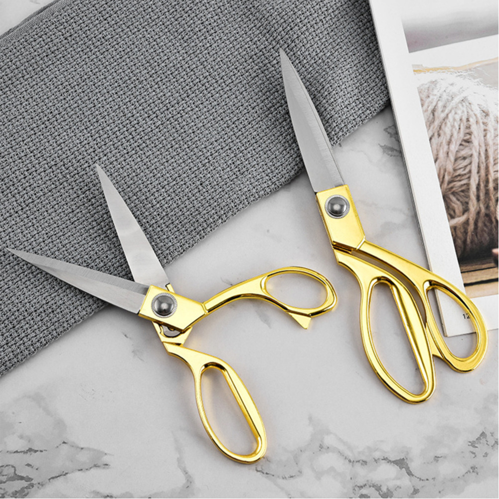 

Set Gunting Penjahit Stainless Steel Emas Kombinasi Gunting + Penyobek Jahitan