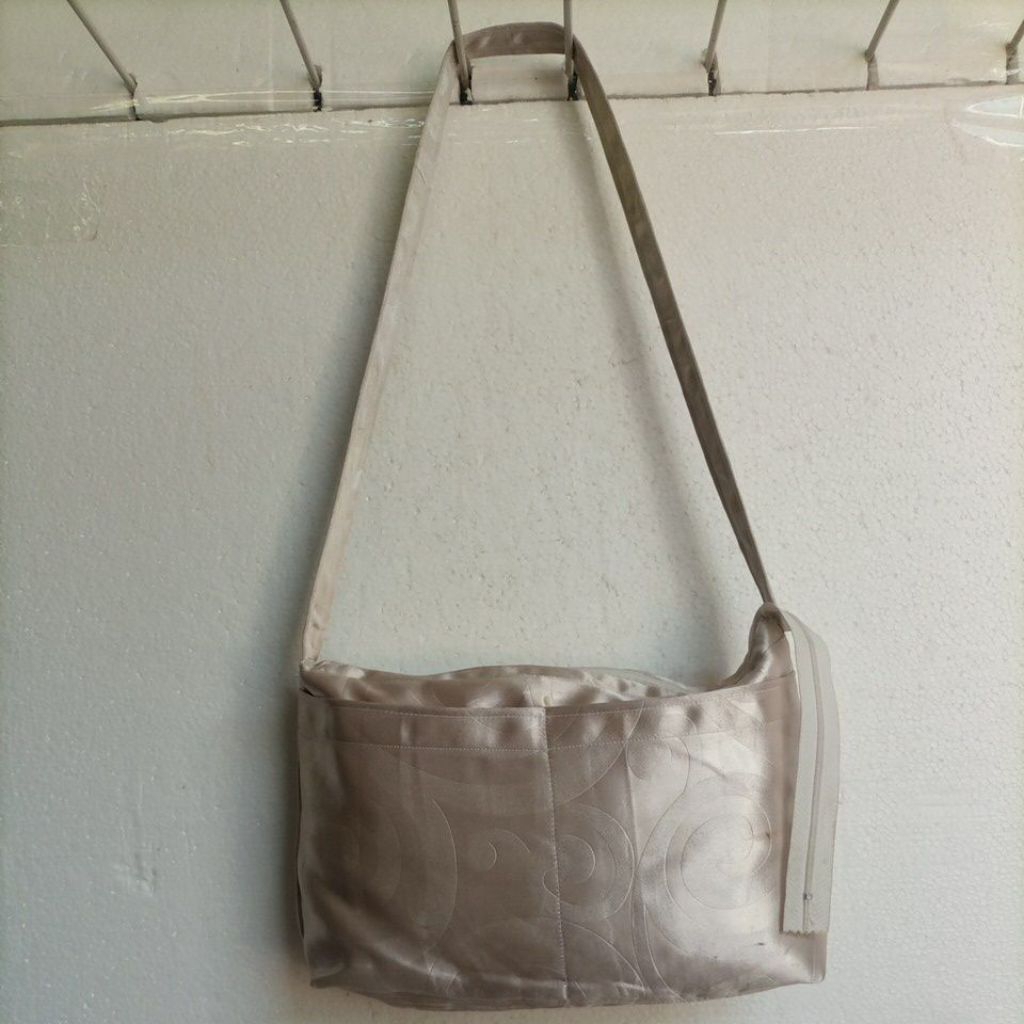 

White Sling Bag-alas-29x5cm-tinggi-23,5cm-preloved