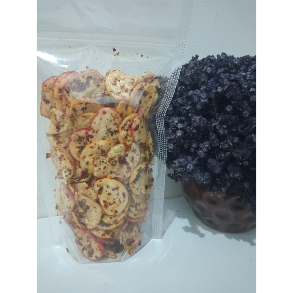 

kerupuk seblak pedas, daun jeruk enak, gurih, renyah bumbu melimpah.