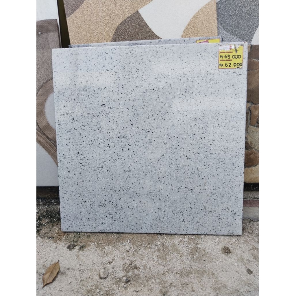 KERAMIK LANTAI GLOSSY GRANITI GRIS 50X50