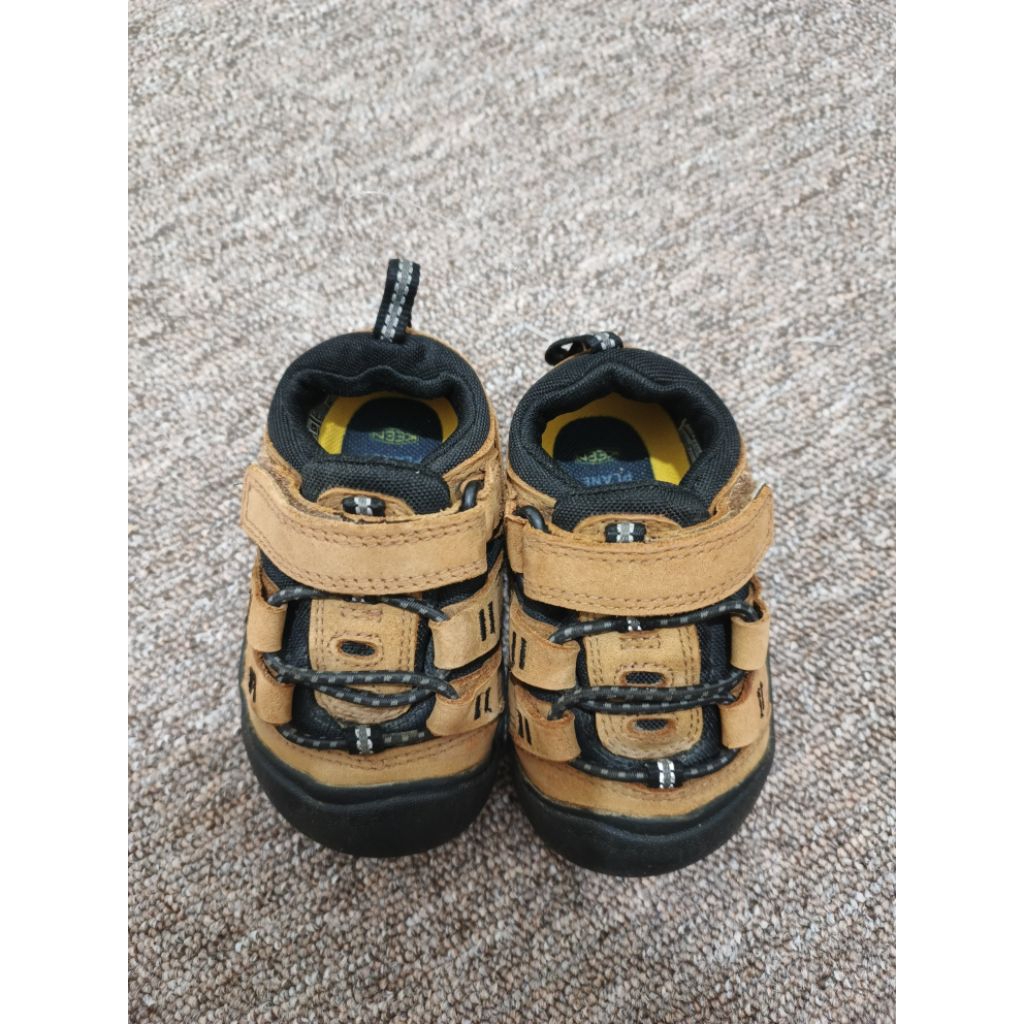 Sepatu outdoor bayi Keen