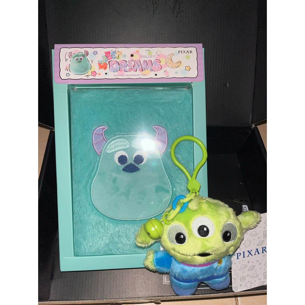 

Notebook dan Gantungan Kunci Disney