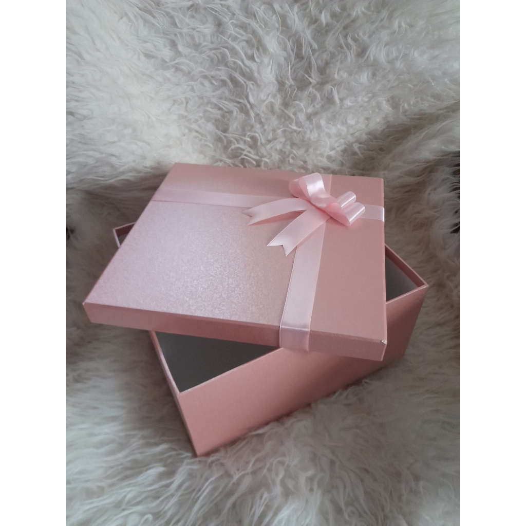 

Box Kotak Kado P25cm, L25cm, T10cm / Box Kado Gift Box