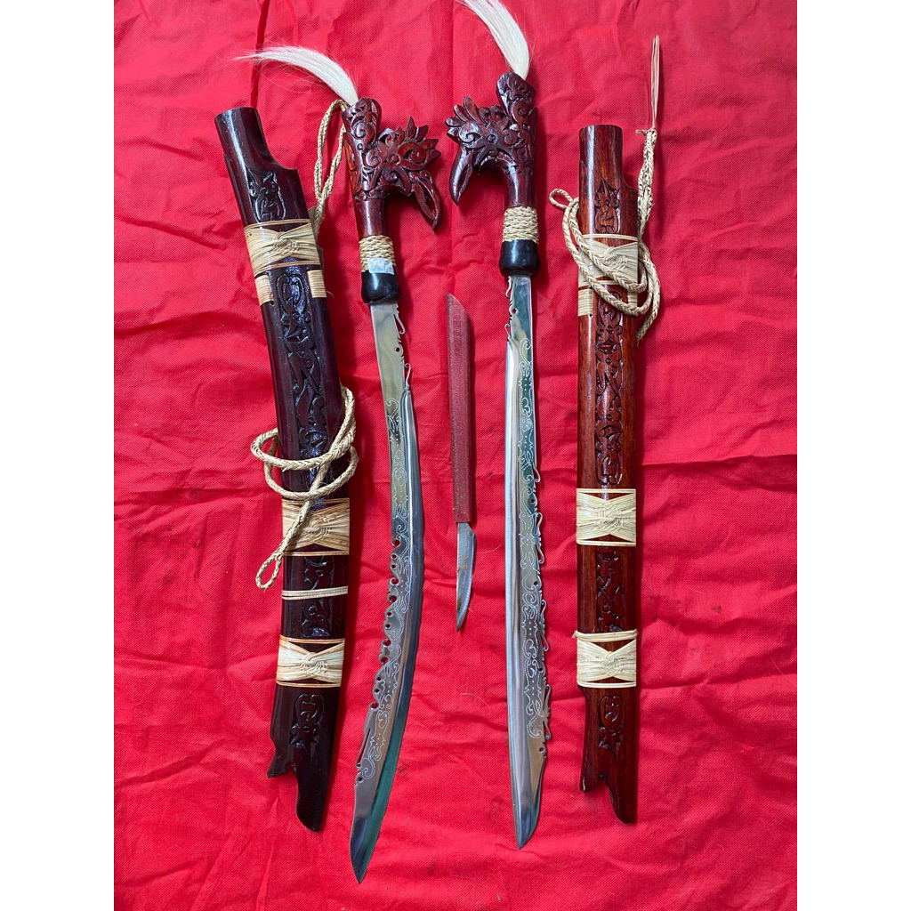 MANDAU BAJA PUTIH UKIR ANTI KARAT KHAS DAYAK KALIMANTAN