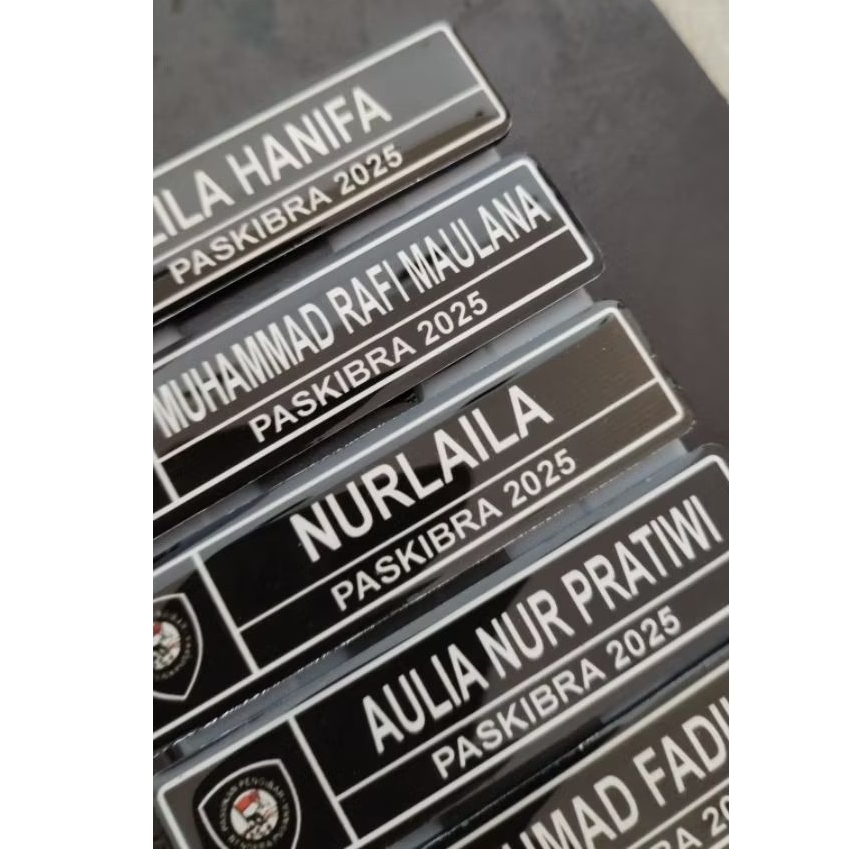 

name tag (papan nama)