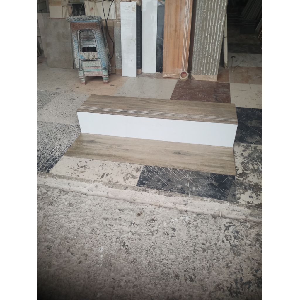 Granit pijakan tangga 30x100+20x100 motif kayu