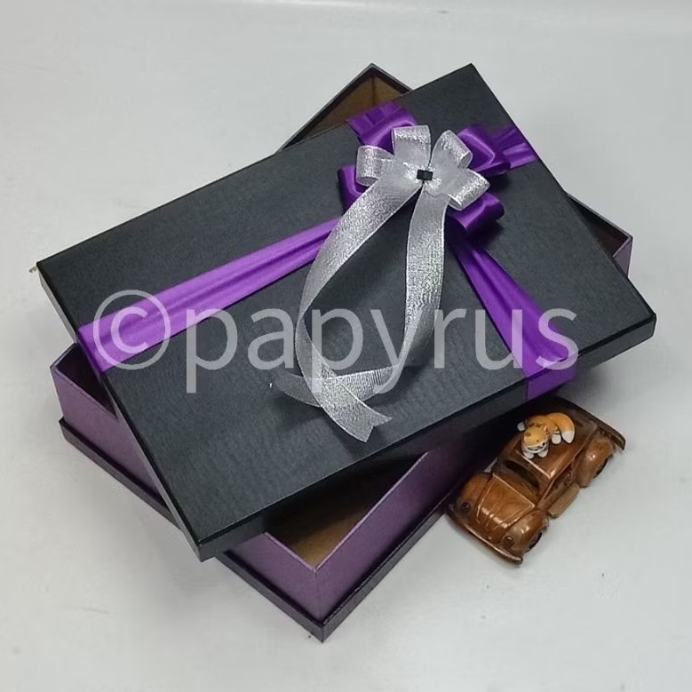 

PAPYRUS Sandwich 25x35 Tinggi 8cm Kotak Kado Gift Box Hardbox Hampers V1
