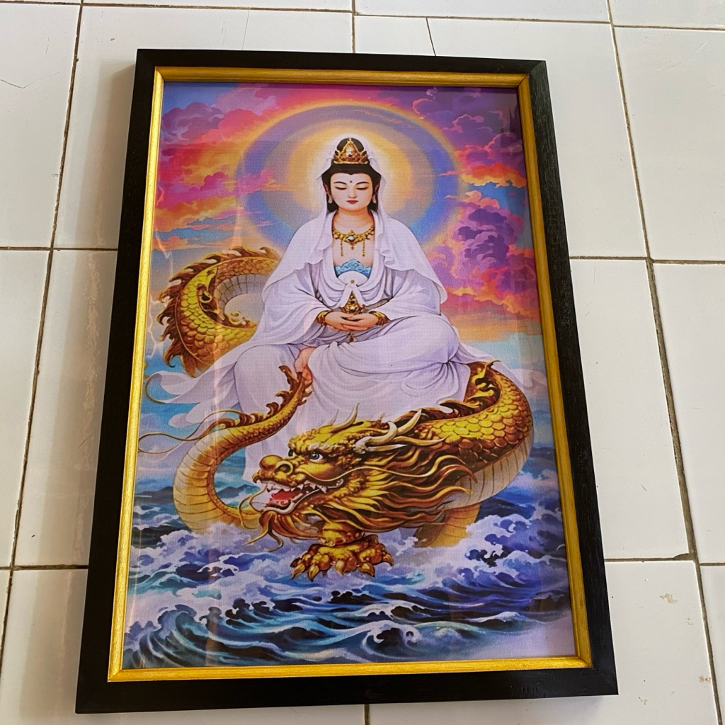 hiasan dinding poster gambar Dewi Kwan’im plus bingkai