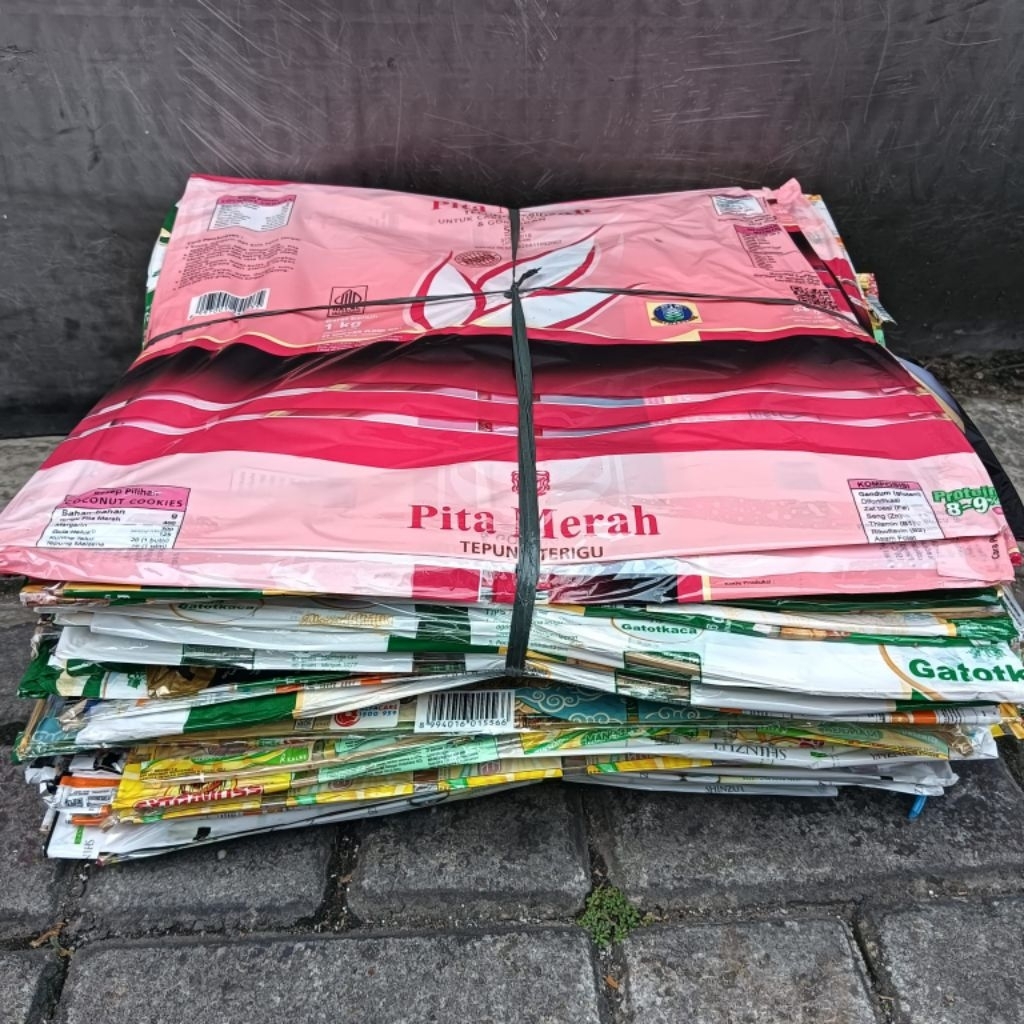 20 Pcs Mainan layang Layangan Plastik Ukuran 50 Grosir