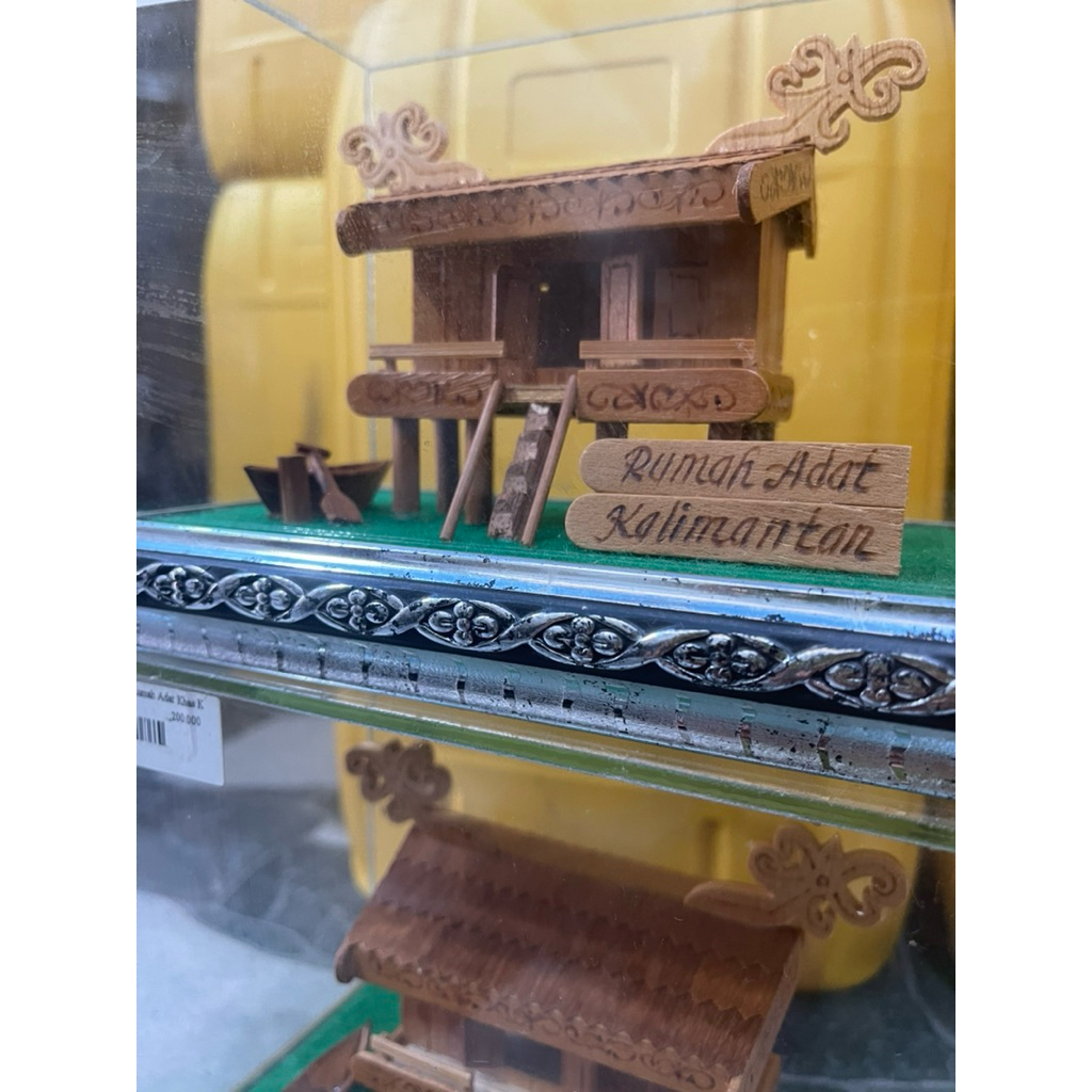 Hiasan rumah adat khas kalimantan