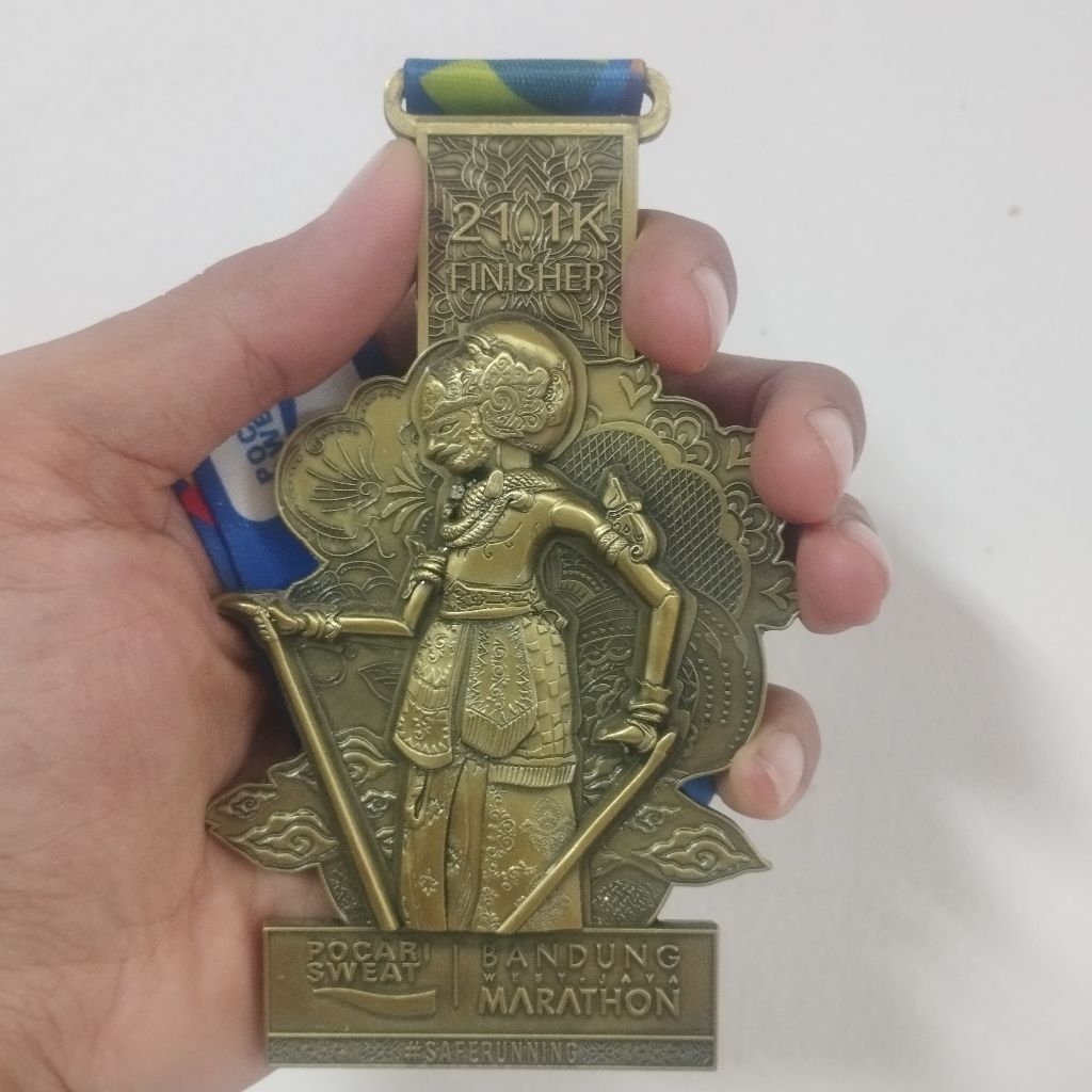 Medali Pocari Sweat Run Indonesia 2018 Finisher 21.1K