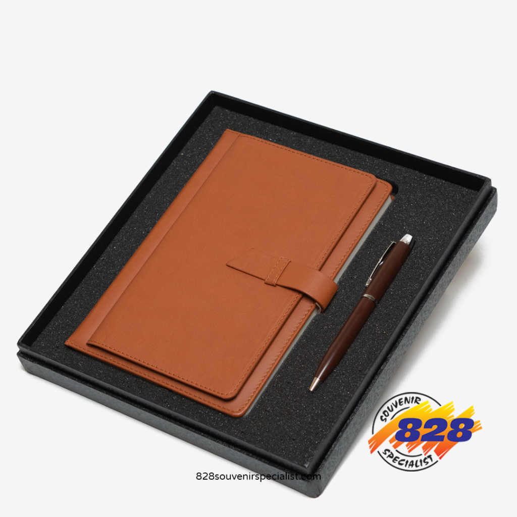 

Hampers Gift Set Souvenir Promosi / Agenda Pulpen GS17