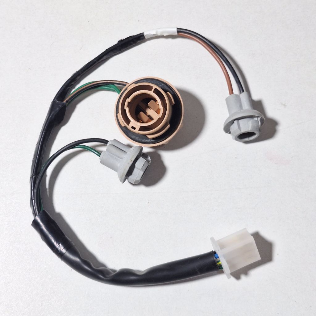 Fiting lampu stop/belakang Lexi