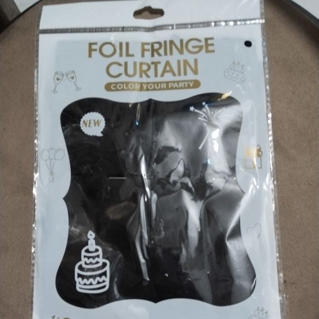 Tirai kotak-kotak hitam