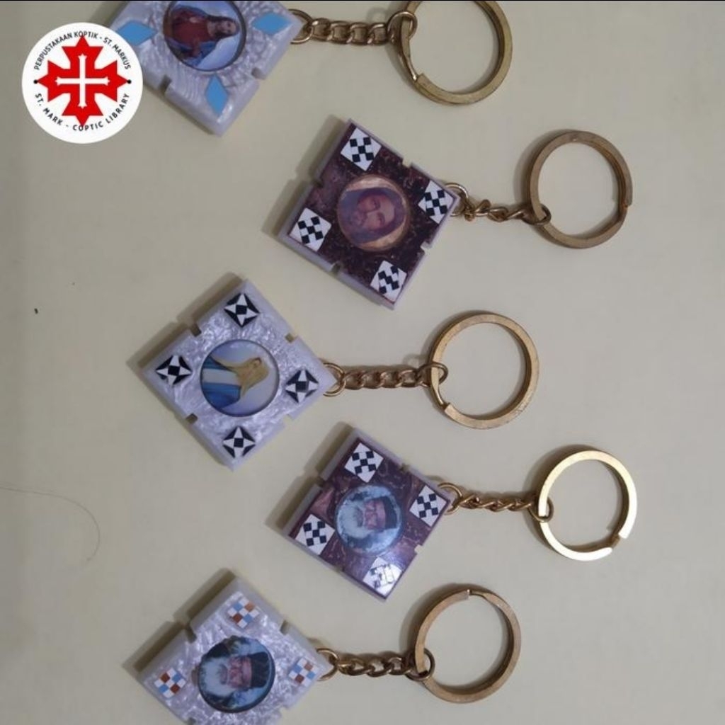 Gantungan kunci Salib Koptik Motis dangan gambar Tuhan Yesus, Bunda Maria, dan para Santo dan Santa