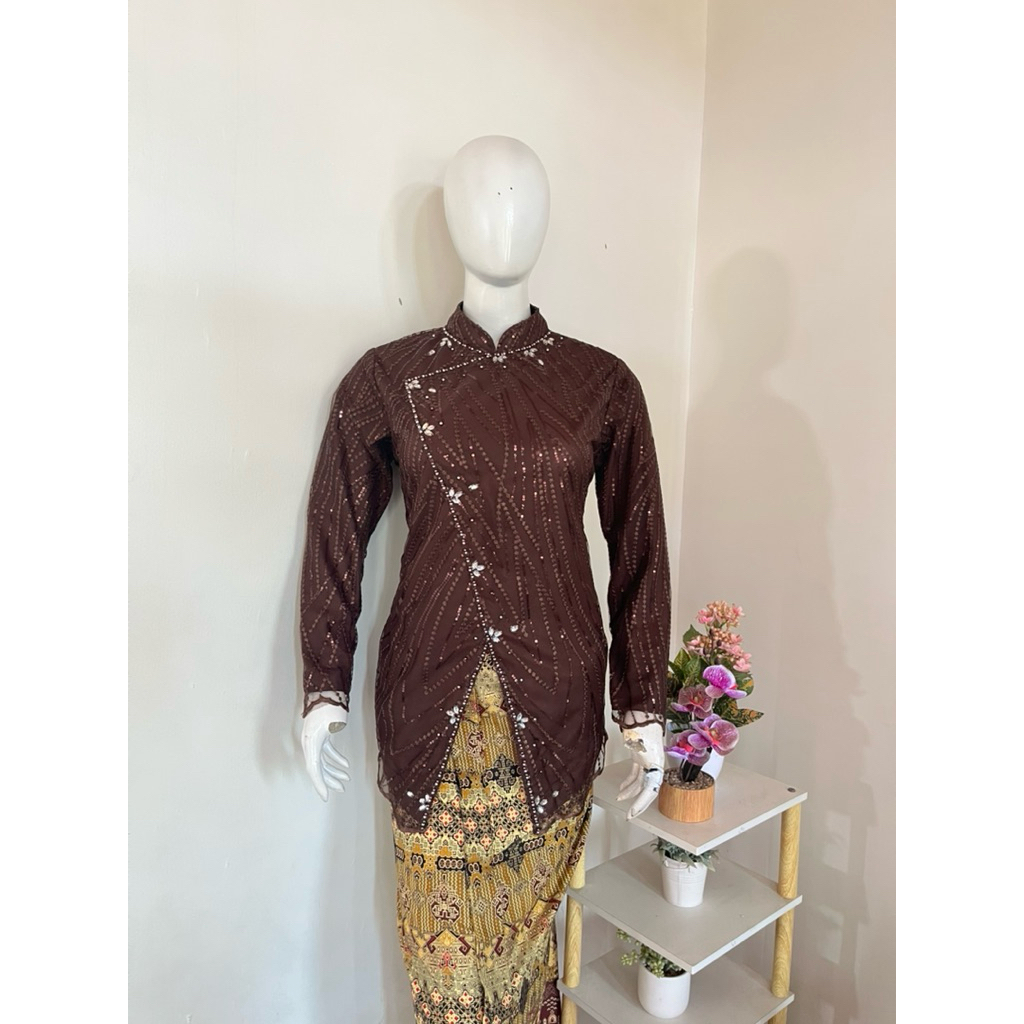kebaya wisuda model encim