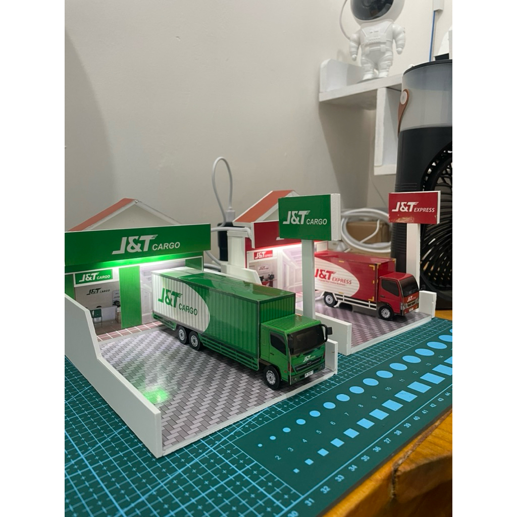 Miawmiaw_Id Diorama Miniatur Jnt Ekspres & Cargo Pvc