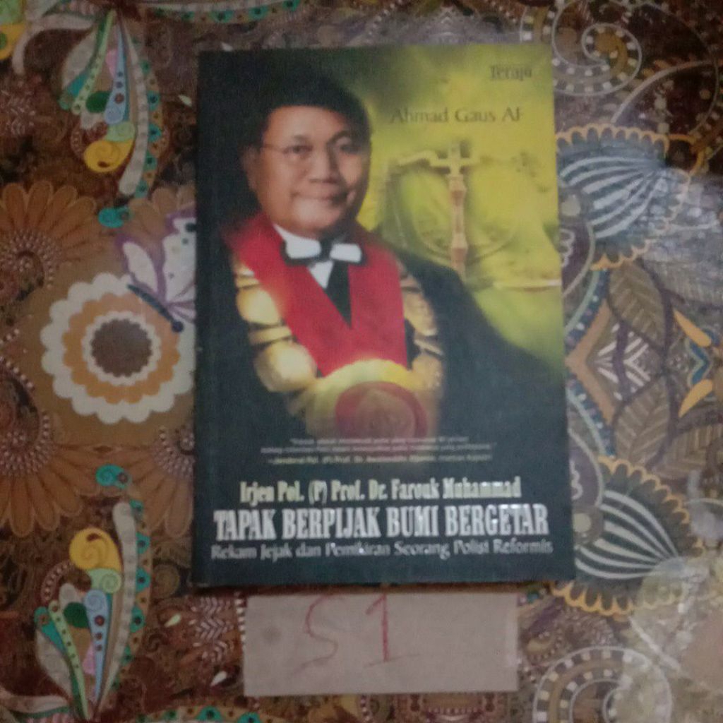BUKU TAPAK BERPIJAK BUMI BERGETAR