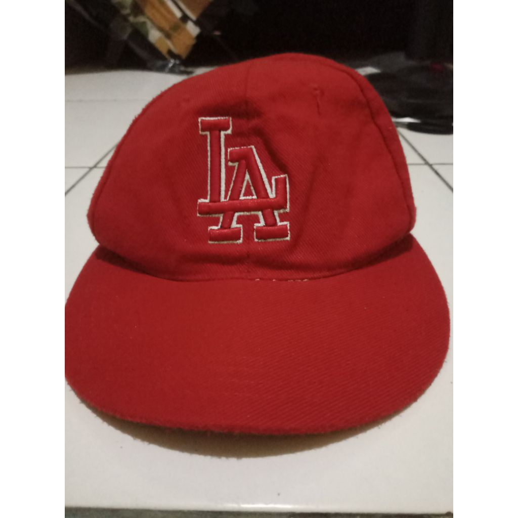 Topi Baseball LA Warna Merah Kondisi Second