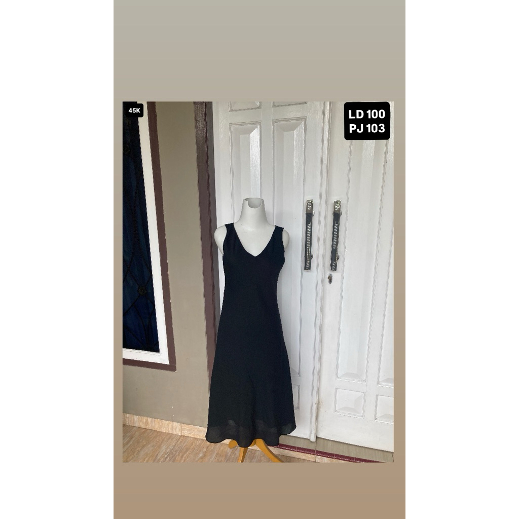 3. Dress hitam polos panjang simple