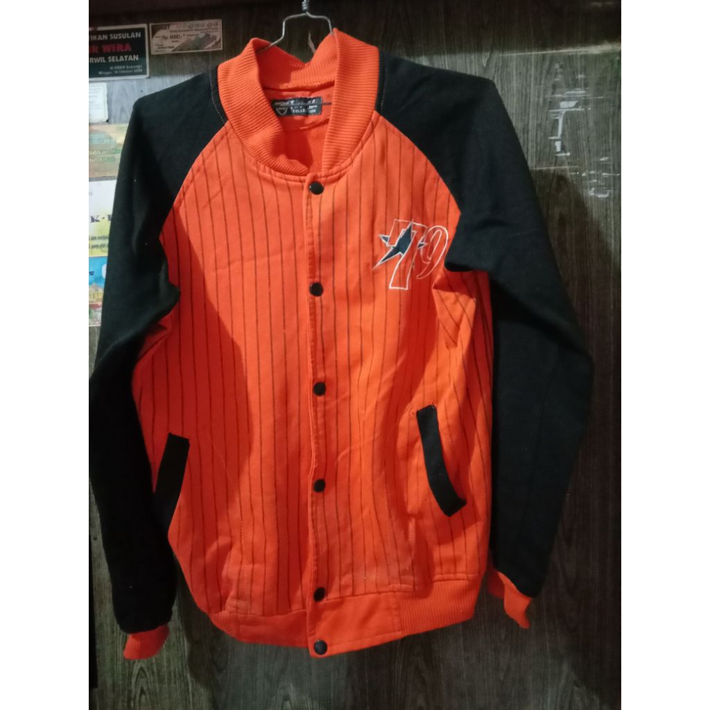 {PreLoved} Jacket Lengan Panjang Warna Orange Cocok Di Musim Dingin