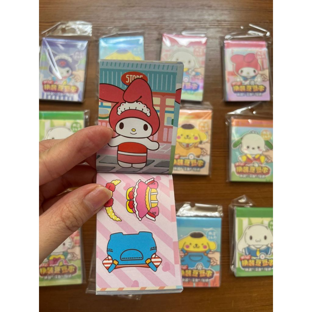 

Stiker Buku Ganti Baju Sanrio (24lembar) Stiker Kecil Mini Stiker Dress Up Capybara / Sticker Book