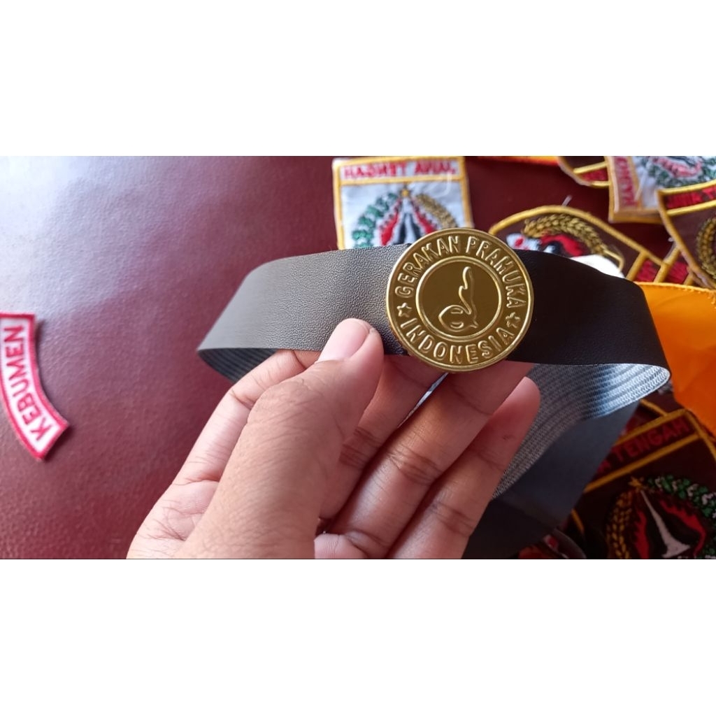 PITA DAN EMBLEM TOPI BONI PRAMUKA