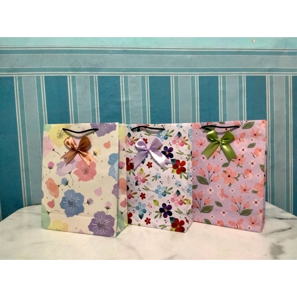 

Paper Bag kertas kado 17x6x21cm