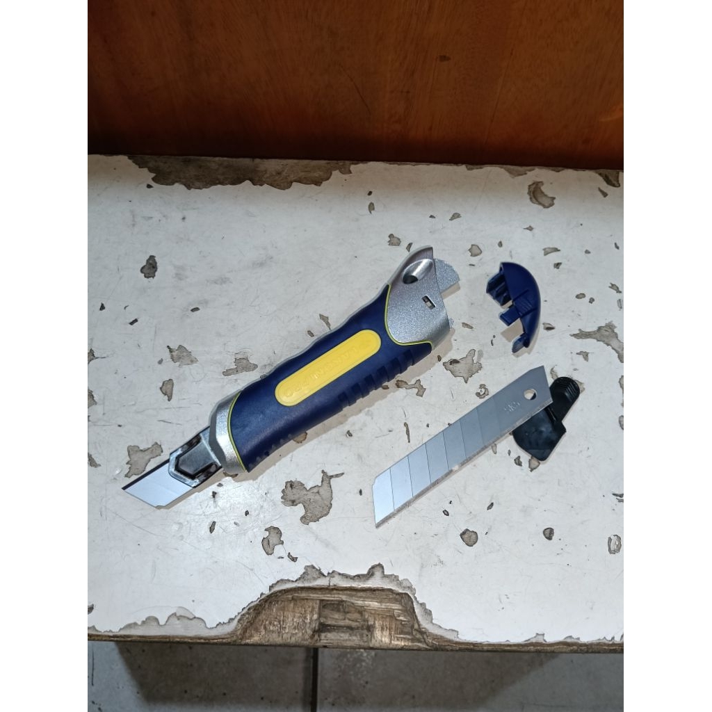 

Knife Cutter Heavy Duty 18mm Zinc Case Lakoni Pro Include 3 Blades SK5 101001 - Pisau Cutter