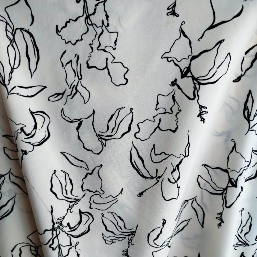 Kain Wolfis Motif Garis Bunga Hitam Putih Premium – Lembut, Jatuh, Nyaman Dipakai (Harga Kain Per½ M