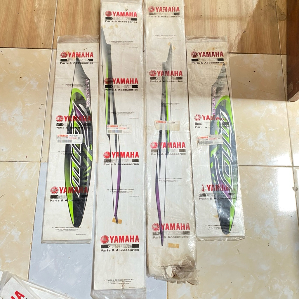 Striping stiker body belakang Yamaha Mio J 2012 Putih hitam original YGP