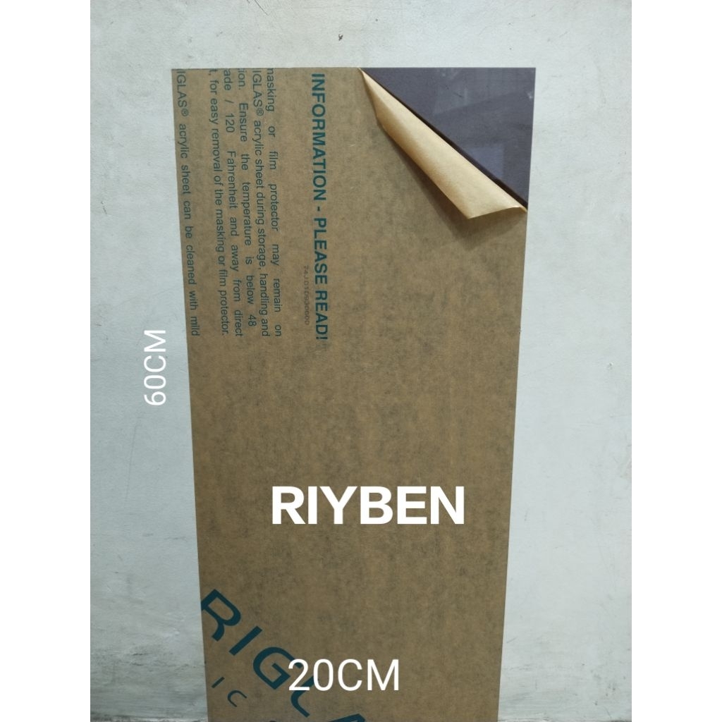 

Lembaran Akrilik Hitam Transparan/Riyben Tebel 2mm 60x20cm