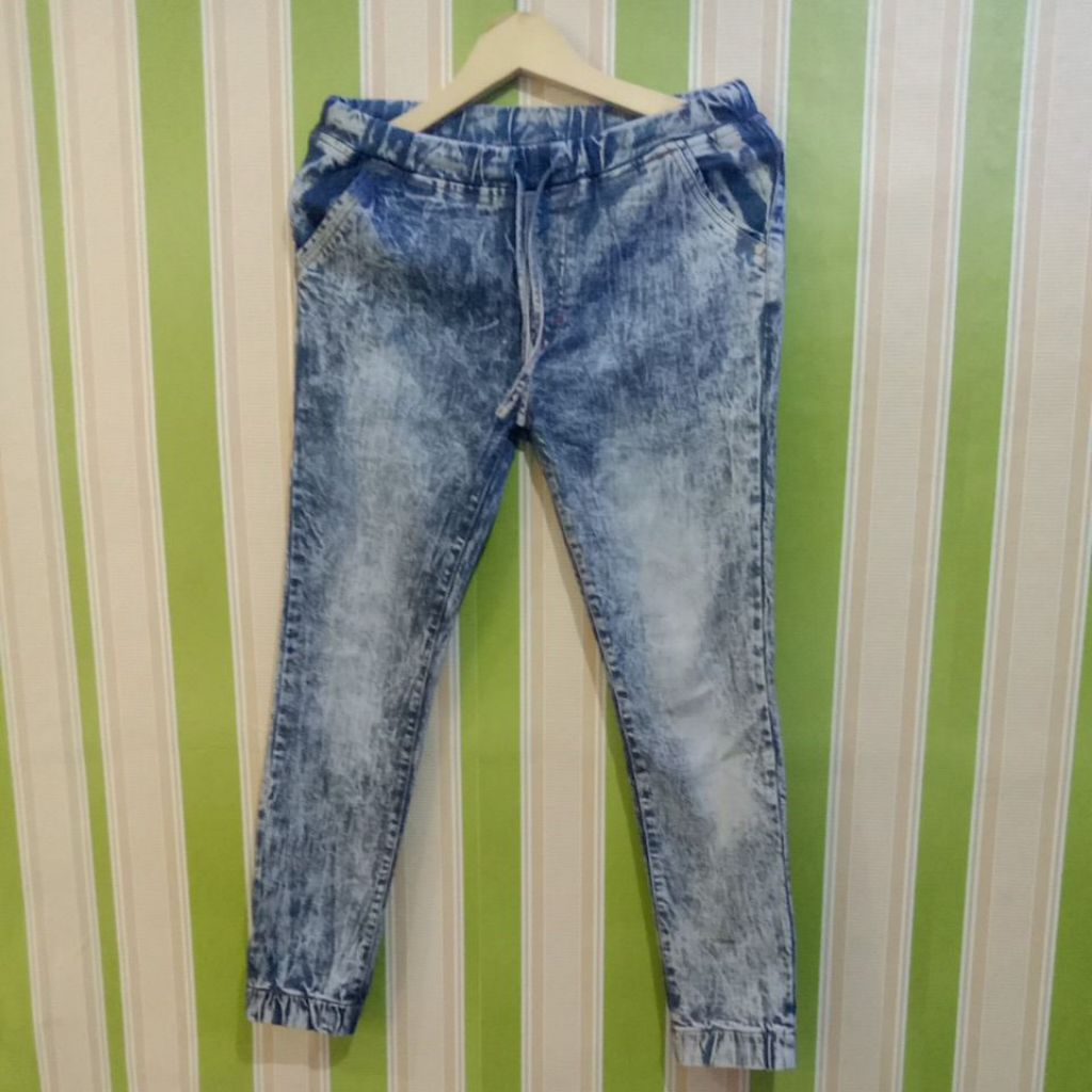 Celana jeans wanita pinggang karet, kerut bawah