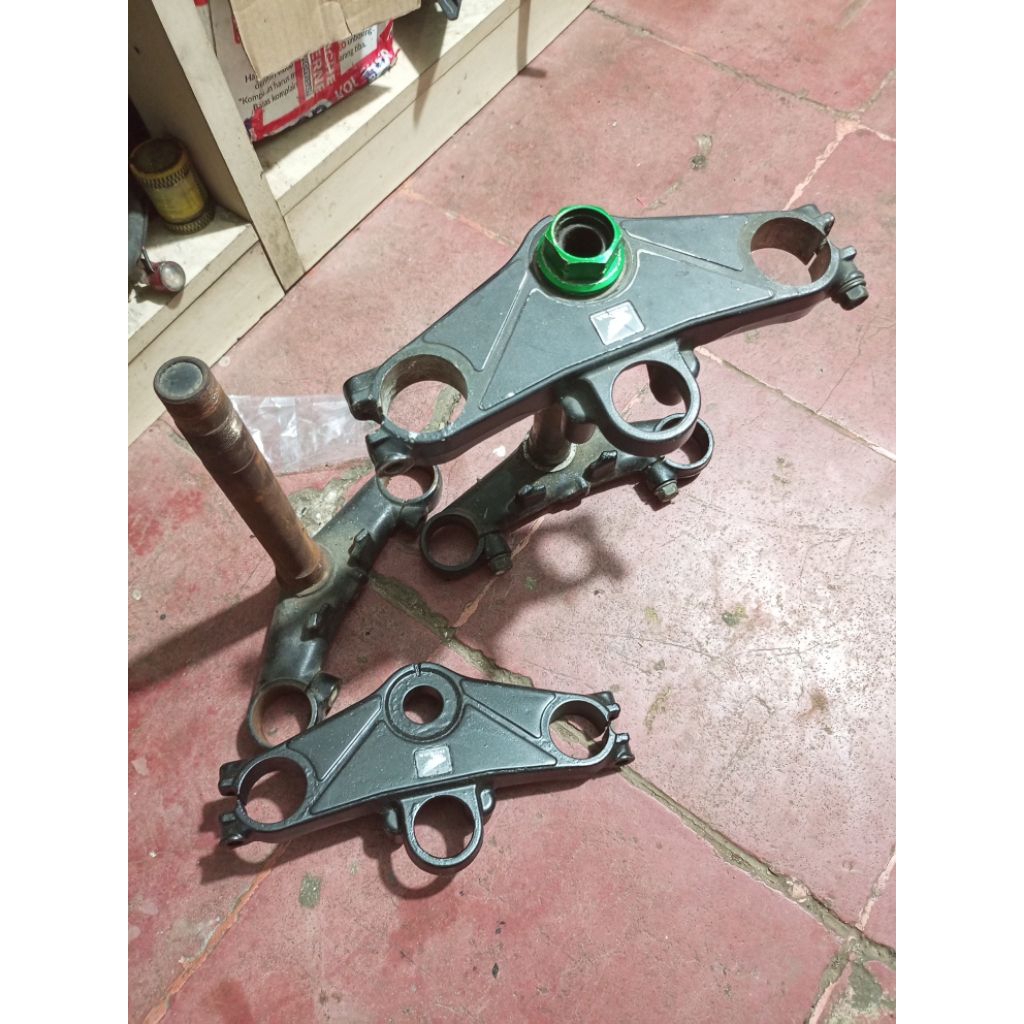 clamp segitiga atas bawah shok depan CBR 250R KYJ K33