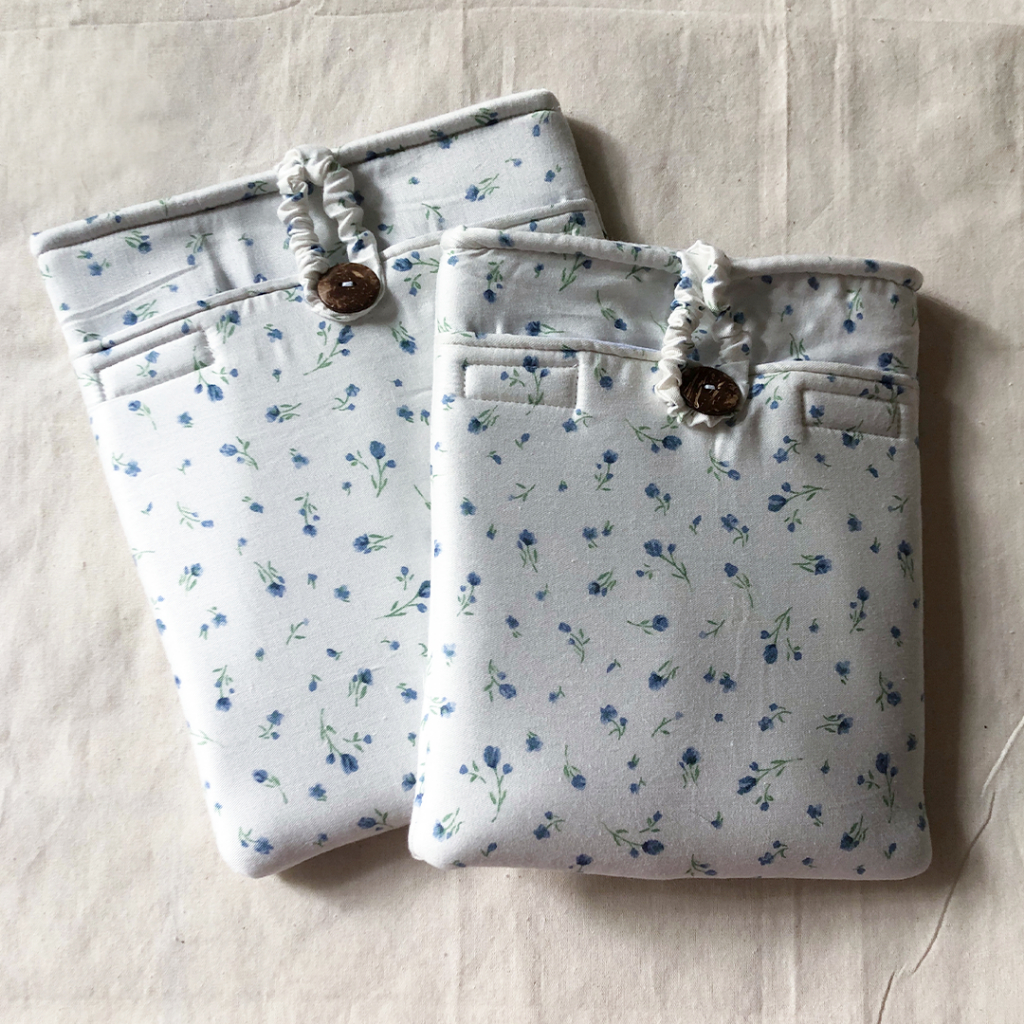 

[By Cloudsleeves] Booksleeve White Iris / Tas Buku / Sarung Buku / Book sleeve with Front pocket