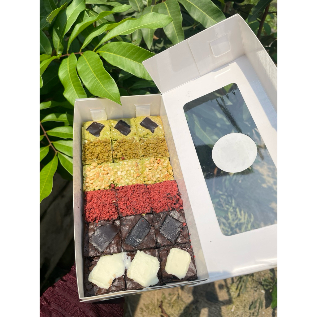 

Mix fudgy brownies dan matcha blondies 18 sekat uk 20x10
