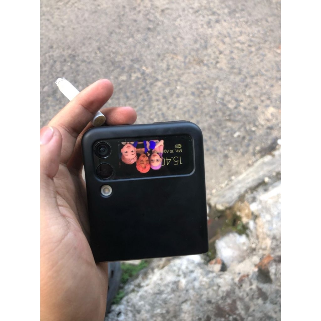 samsung zflip 3 8/128 minus grenline segaris resiko hp lipat layar sangat responsif